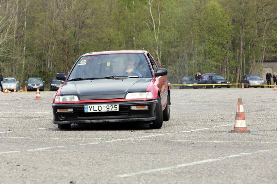 Klaipėdoje aikštelėje prie jūros įvyko automobilių slalomas