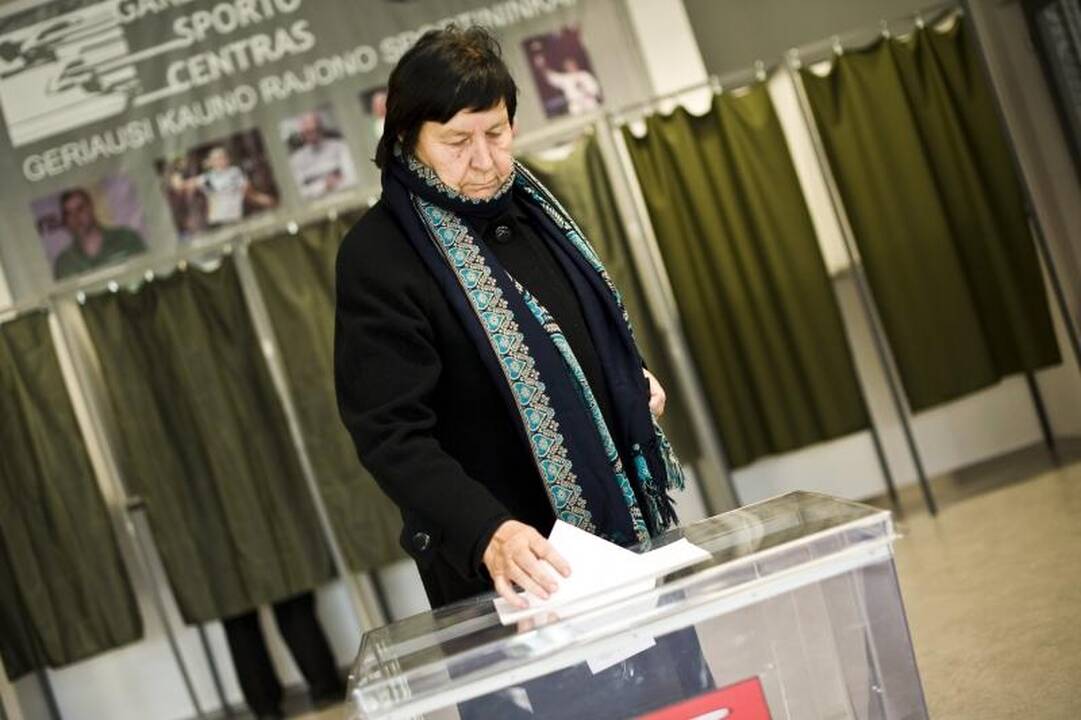 Kauniečiai balsuoti pradėjo anksti, bet vangiai