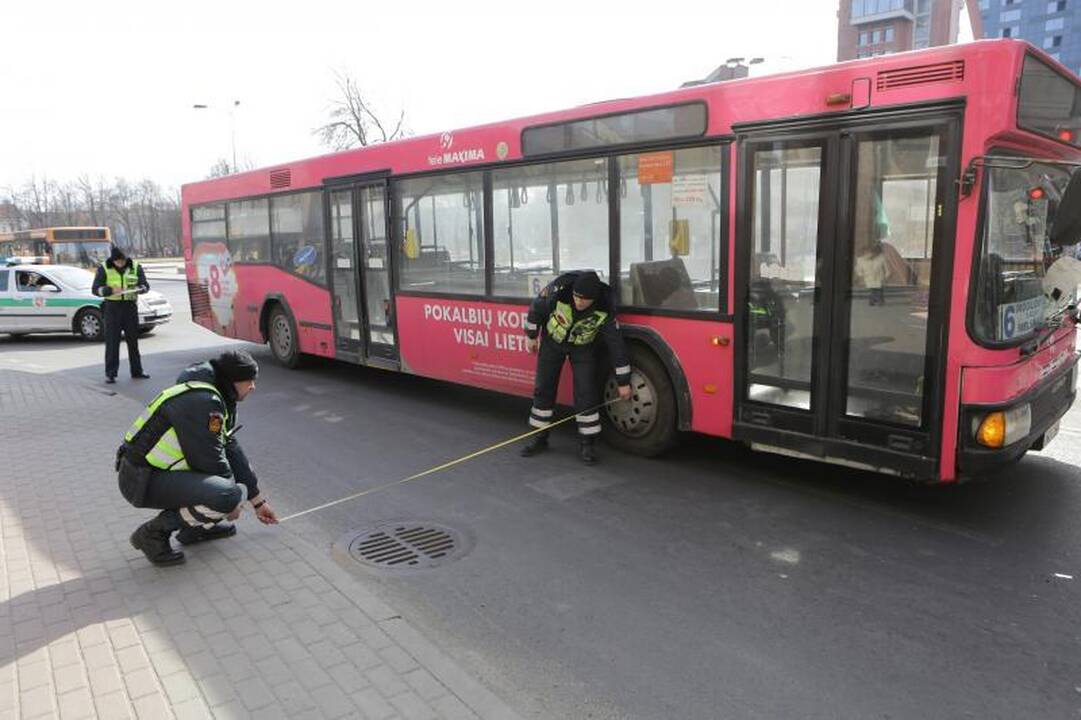 Klaipėdoje autobusas perėjoje nutrenkė mergaitę (papildyta)