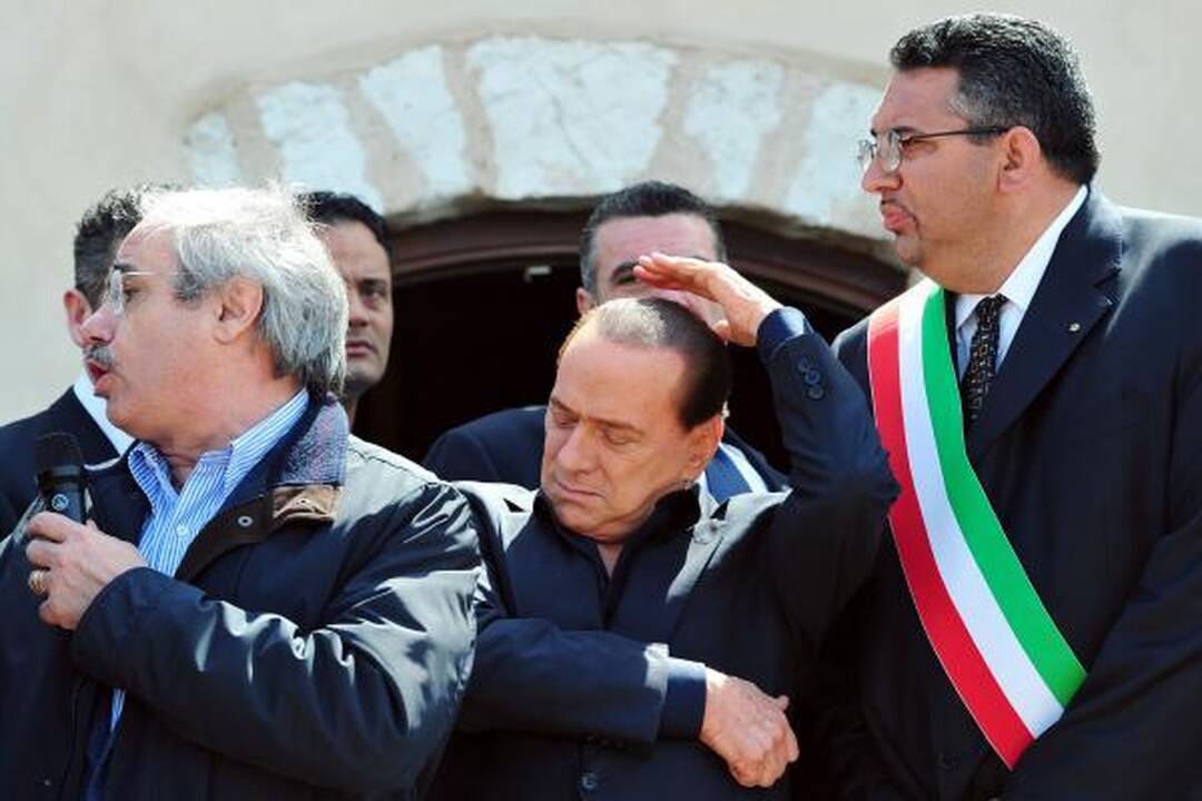 S.Berlusconi aplankė pabėgėlių apgultą Lampedūzos salą
