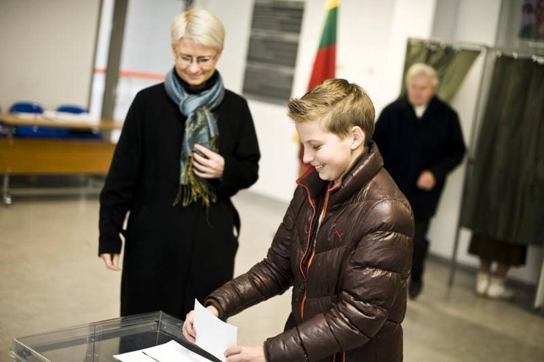 Kauniečiai balsuoti pradėjo anksti, bet vangiai