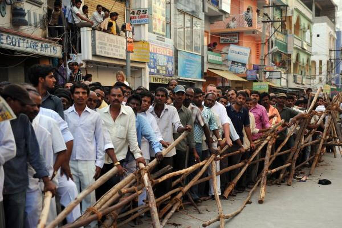 Indijos politikai reiškia paskutinę pagarbą dvasiniam lyderiui Sai Babai