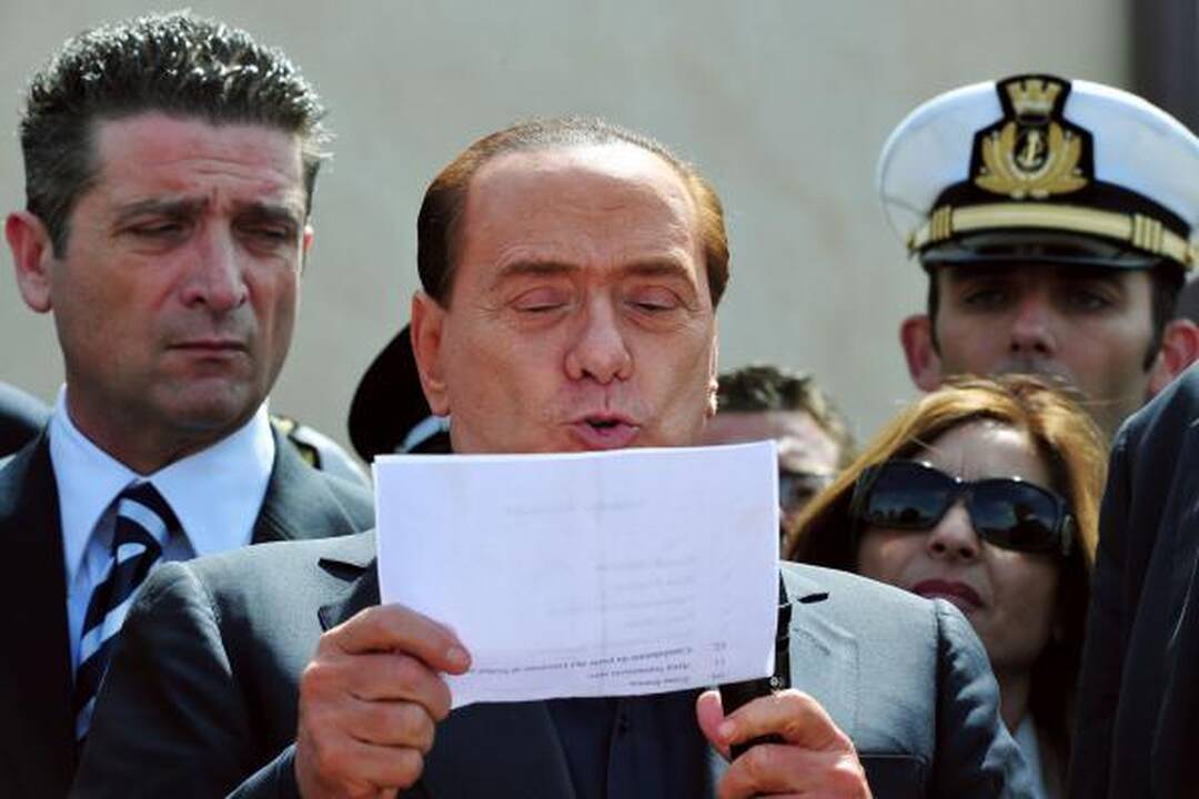 S.Berlusconi aplankė pabėgėlių apgultą Lampedūzos salą