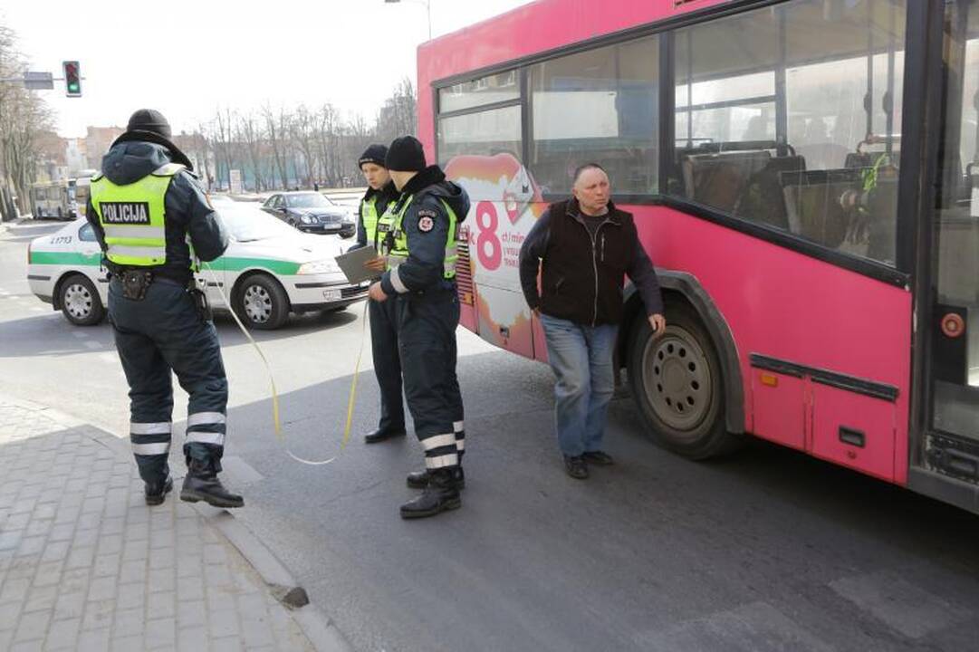 Klaipėdoje autobusas perėjoje nutrenkė mergaitę (papildyta)