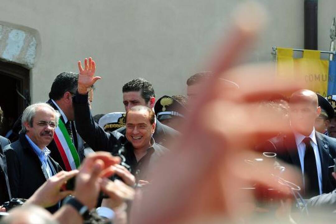 S.Berlusconi aplankė pabėgėlių apgultą Lampedūzos salą