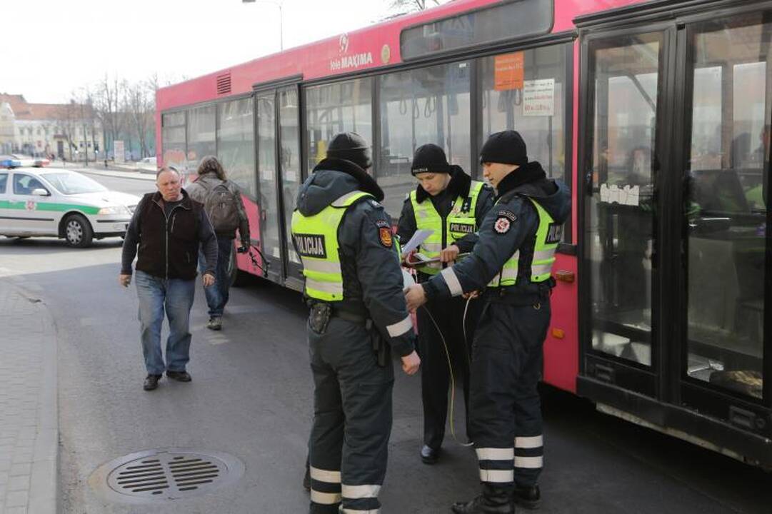 Klaipėdoje autobusas perėjoje nutrenkė mergaitę (papildyta)