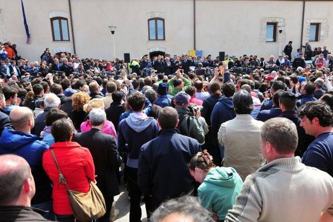 S.Berlusconi aplankė pabėgėlių apgultą Lampedūzos salą