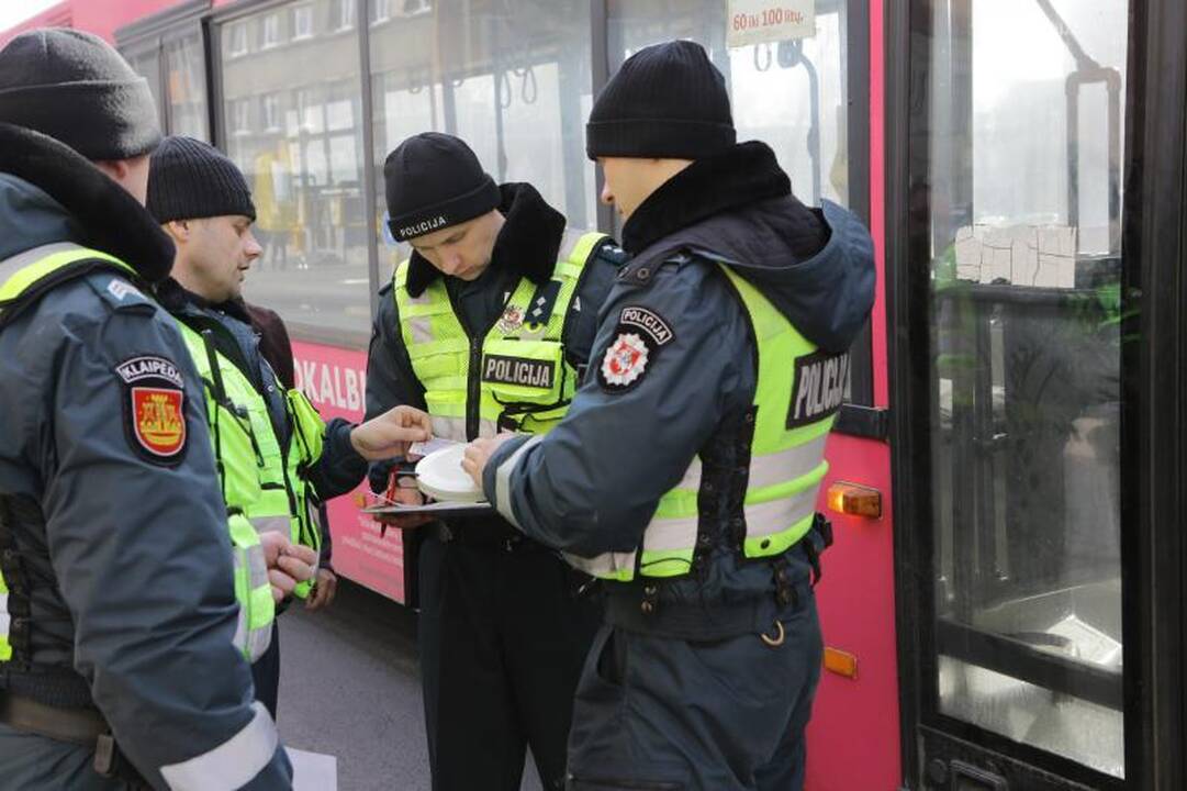 Klaipėdoje autobusas perėjoje nutrenkė mergaitę (papildyta)