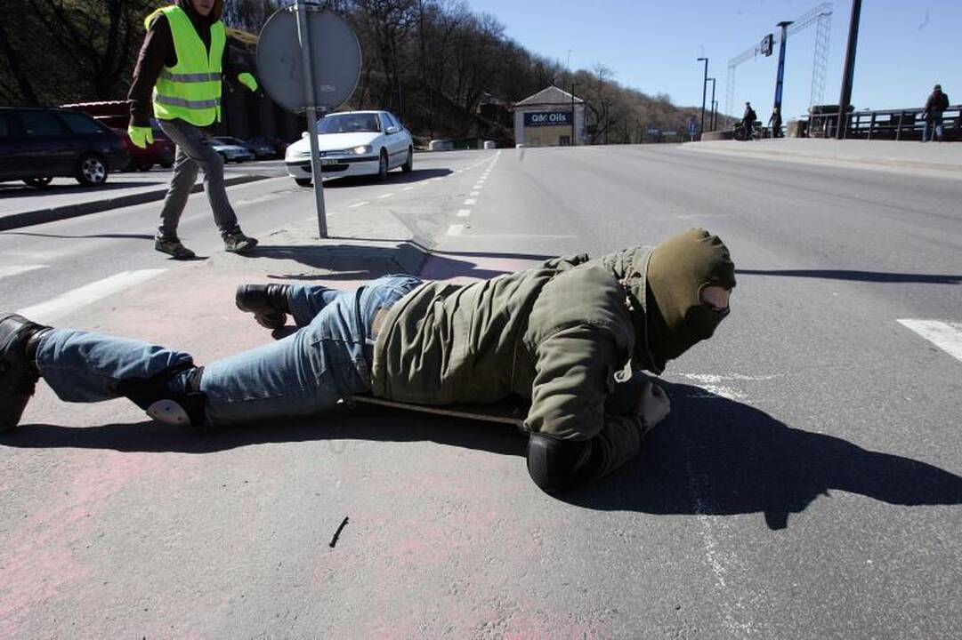 Už Lietuvos vienybę – šliaužte per Vytauto Didžiojo tiltą