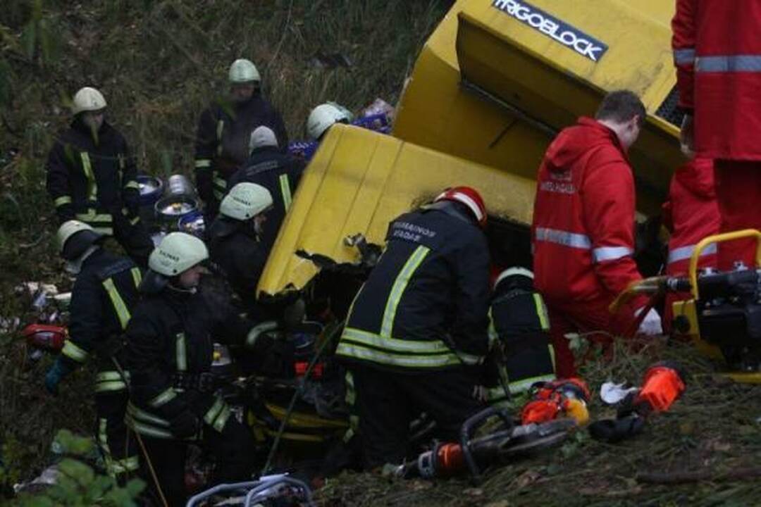 Avarija netoli Kauno: vienas vairuotojas sudegė, sunkvežimis nugarmėjo nuo skardžio (papildyta)