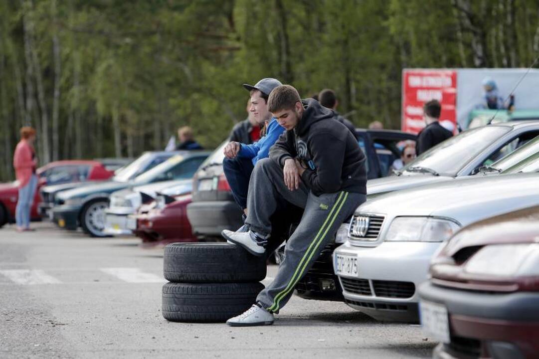 Klaipėdoje aikštelėje prie jūros įvyko automobilių slalomas