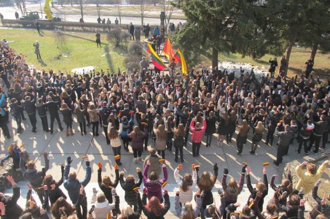900 Kauno gimnazistų įsiamžino Kovo 11-osios „flashmob“ akcijoje