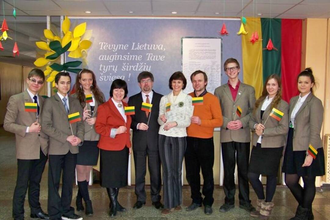 900 Kauno gimnazistų įsiamžino Kovo 11-osios „flashmob“ akcijoje