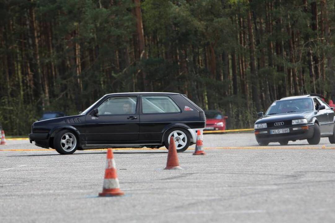 Klaipėdoje aikštelėje prie jūros įvyko automobilių slalomas