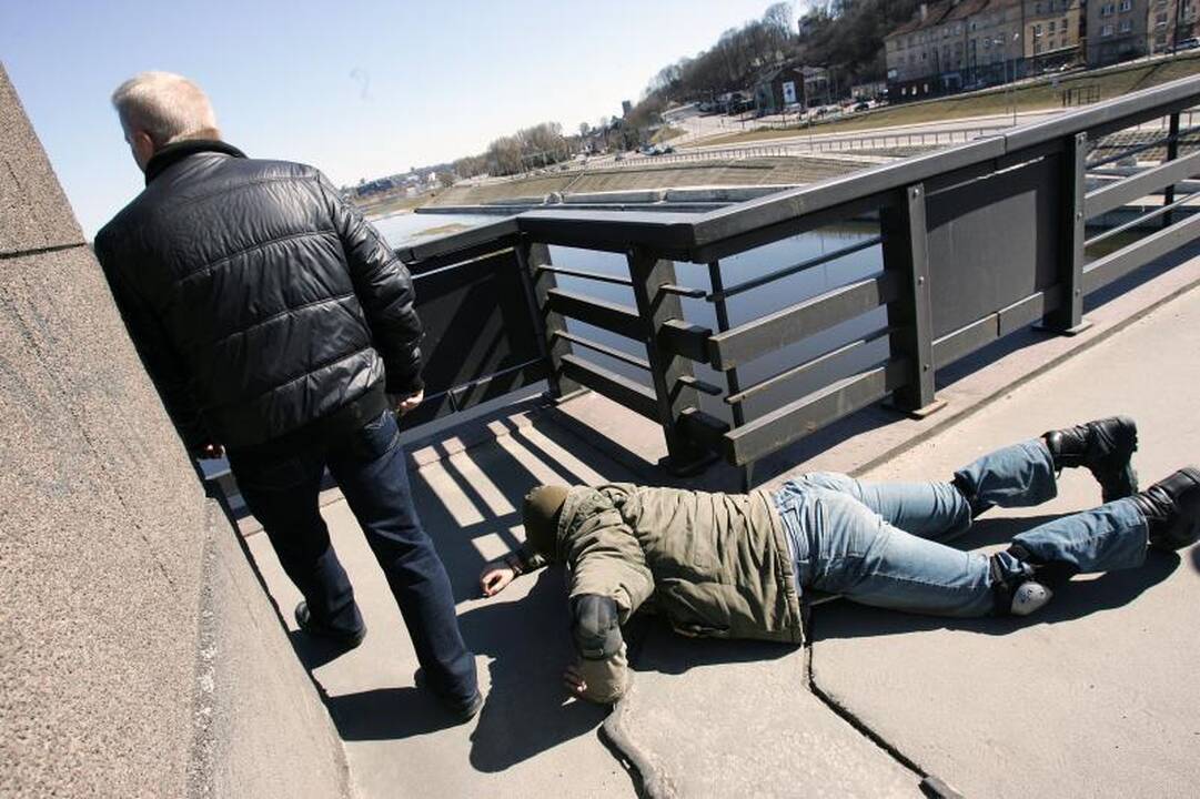 Už Lietuvos vienybę – šliaužte per Vytauto Didžiojo tiltą