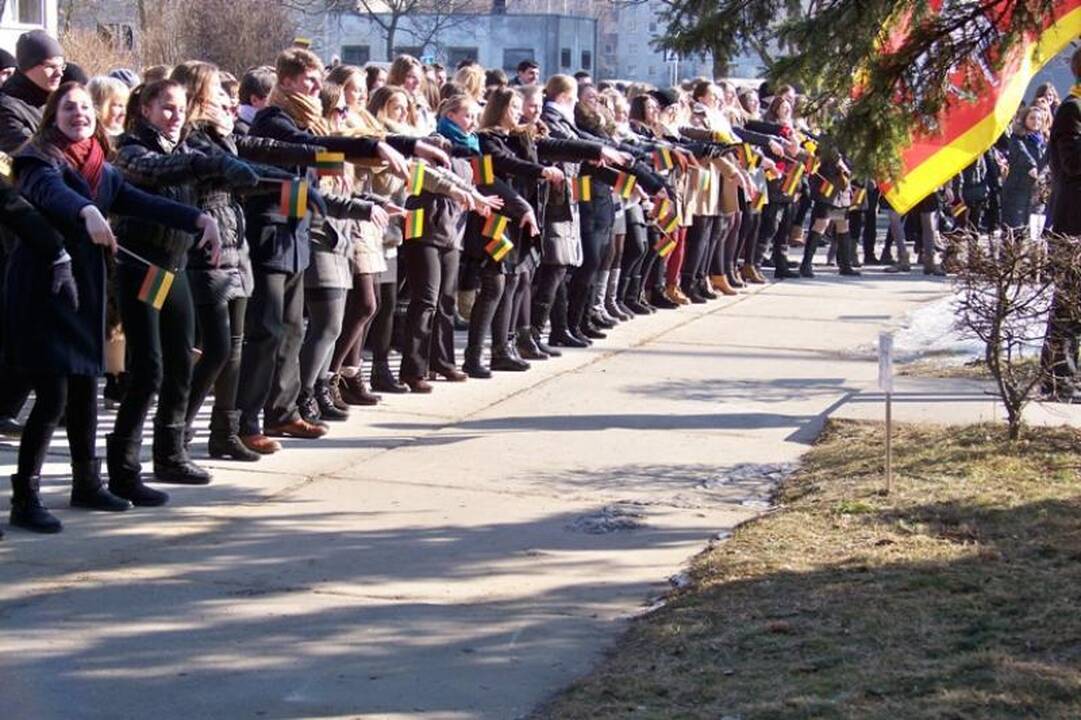 900 Kauno gimnazistų įsiamžino Kovo 11-osios „flashmob“ akcijoje