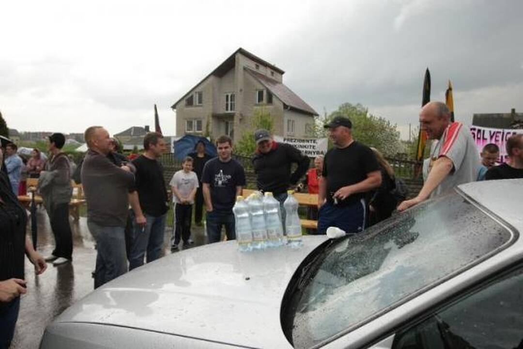 Dėl D.Kedžio dukros perdavimo antstolis paprašė vaiko teisių gynėjų pagalbos