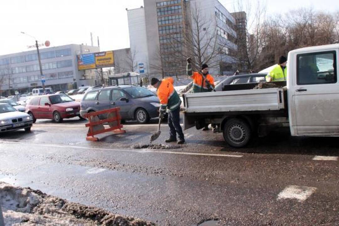 Tragiškoms ir duobėtoms Kauno gatvėms lopyti - skatikai