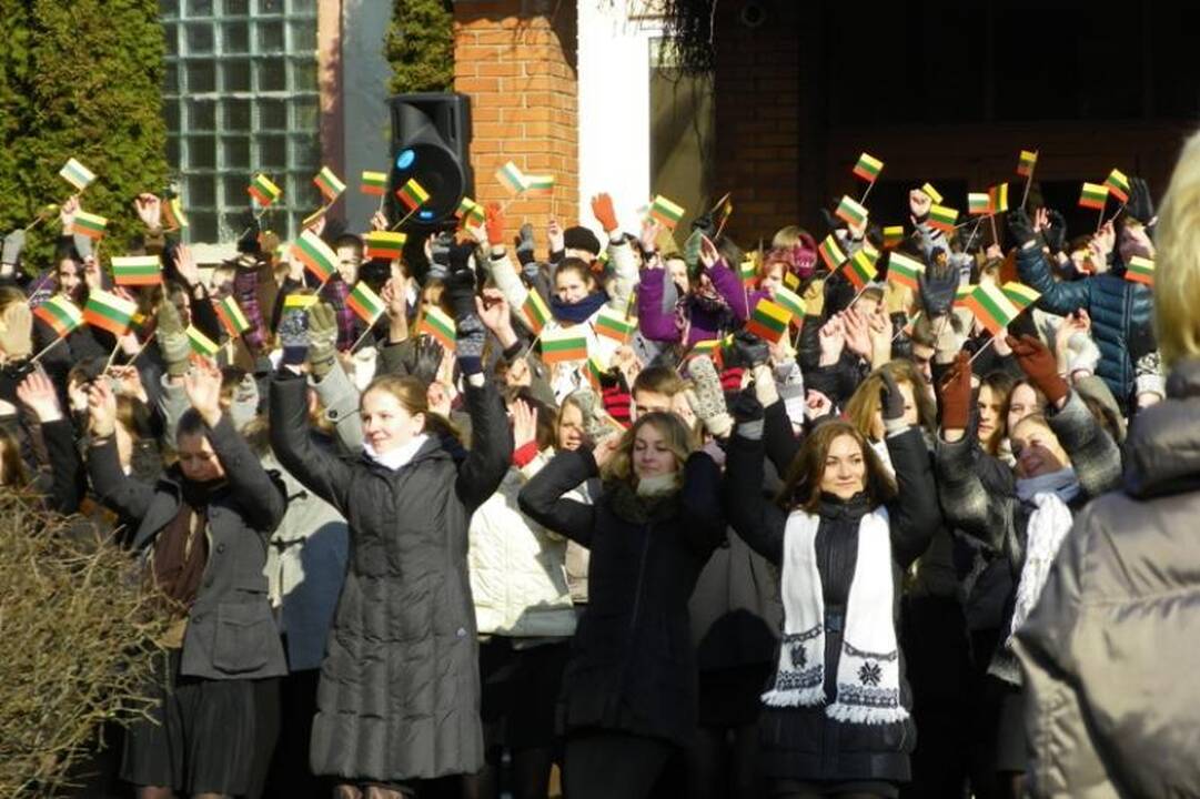 900 Kauno gimnazistų įsiamžino Kovo 11-osios „flashmob“ akcijoje