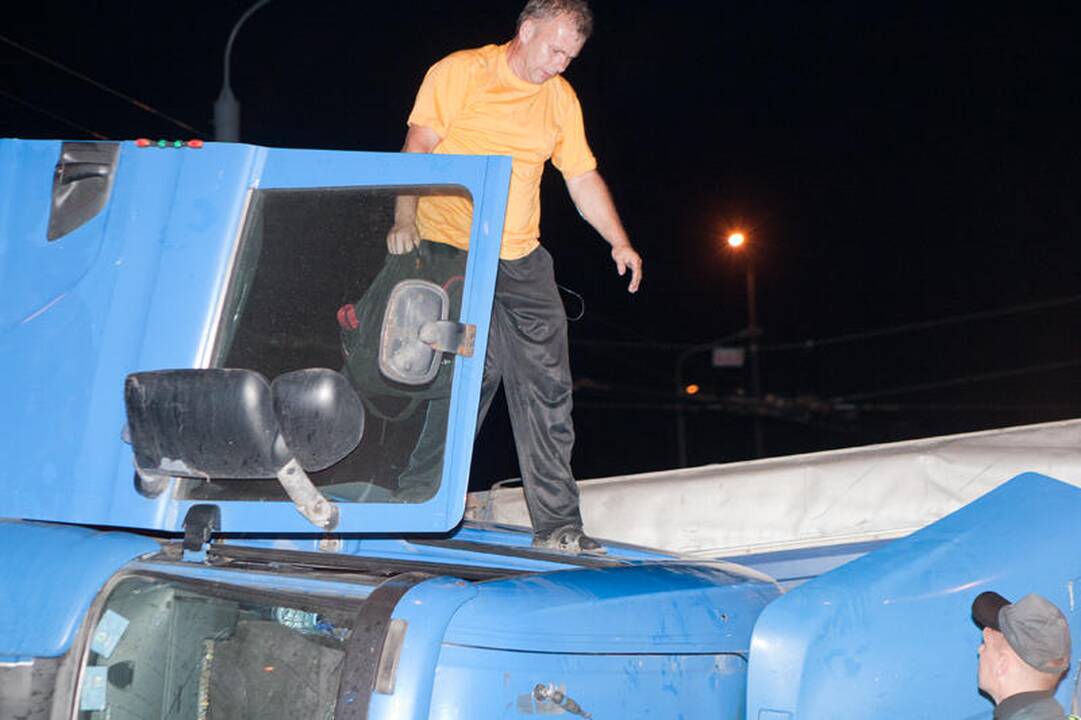 Savanorių pr. žiede apvirto Rusijos vilkikas (dar papildyta)