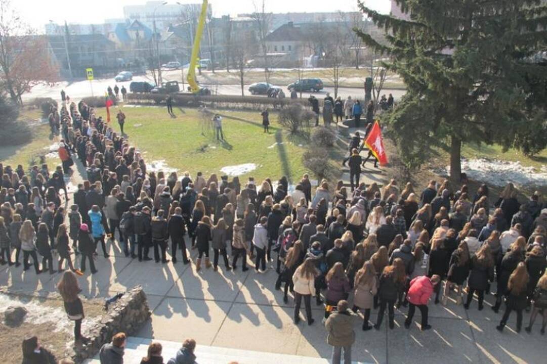 900 Kauno gimnazistų įsiamžino Kovo 11-osios „flashmob“ akcijoje