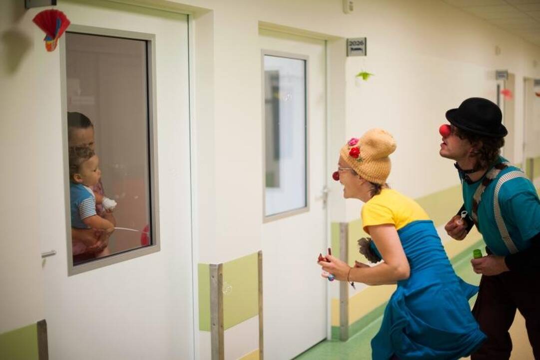 Klounai sergantiems vaikams dalijo šypsenas