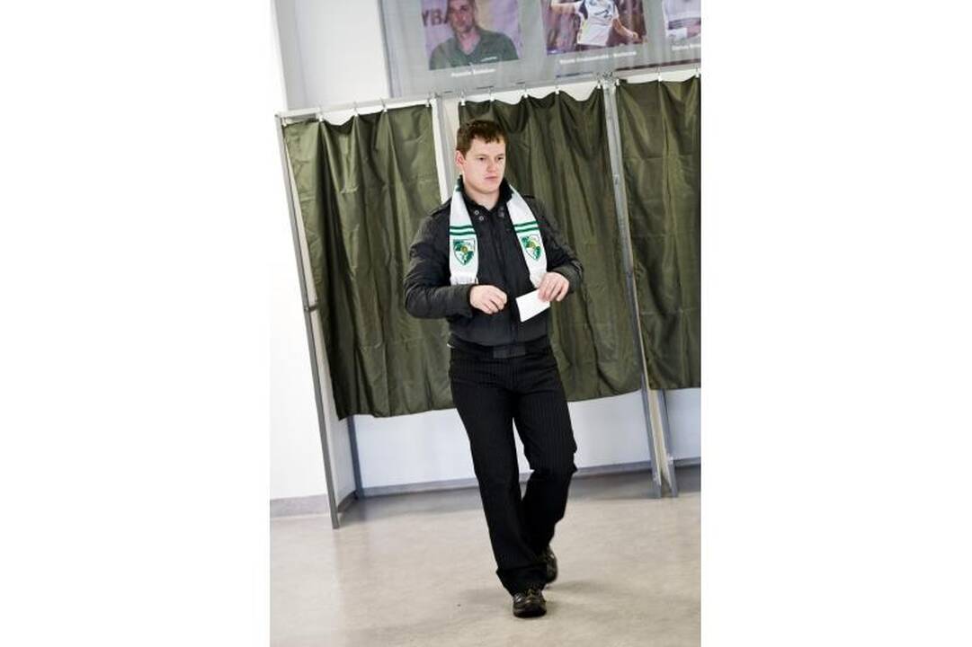 Kauniečiai balsuoti pradėjo anksti, bet vangiai