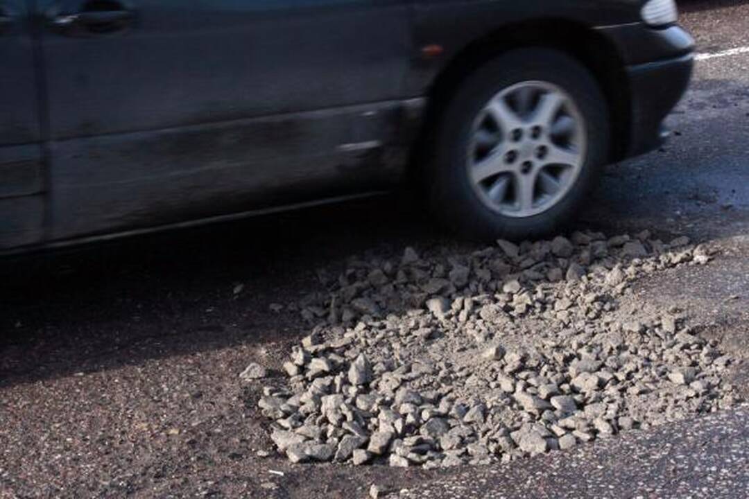 Tragiškoms ir duobėtoms Kauno gatvėms lopyti - skatikai