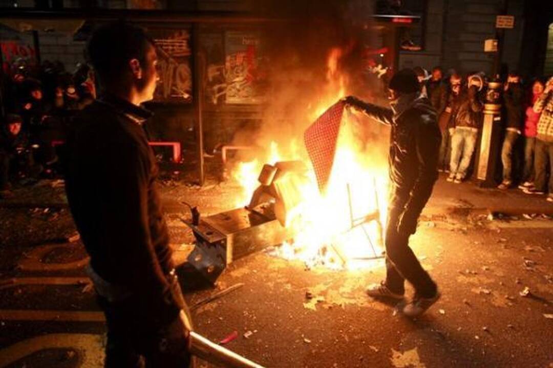 Britanijoje antrąkart dėl mokesčių už mokslą protestuojantys studentai susirėmė su policija