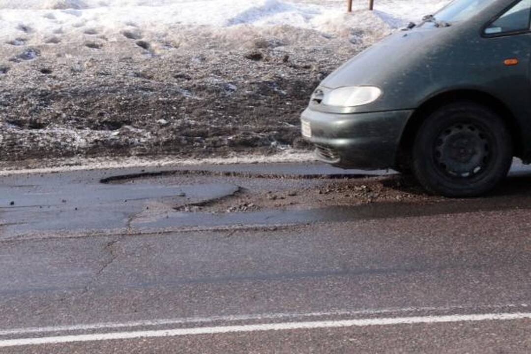 Tragiškoms ir duobėtoms Kauno gatvėms lopyti - skatikai