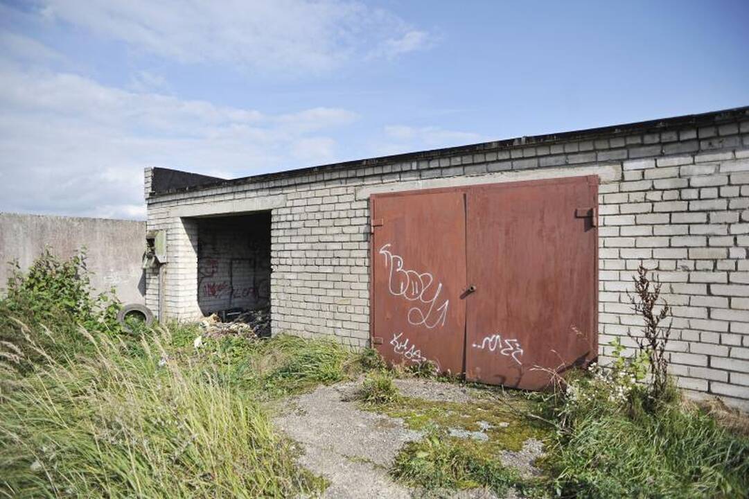 Kauno rajone garažą apšvarino per skylę sienoje