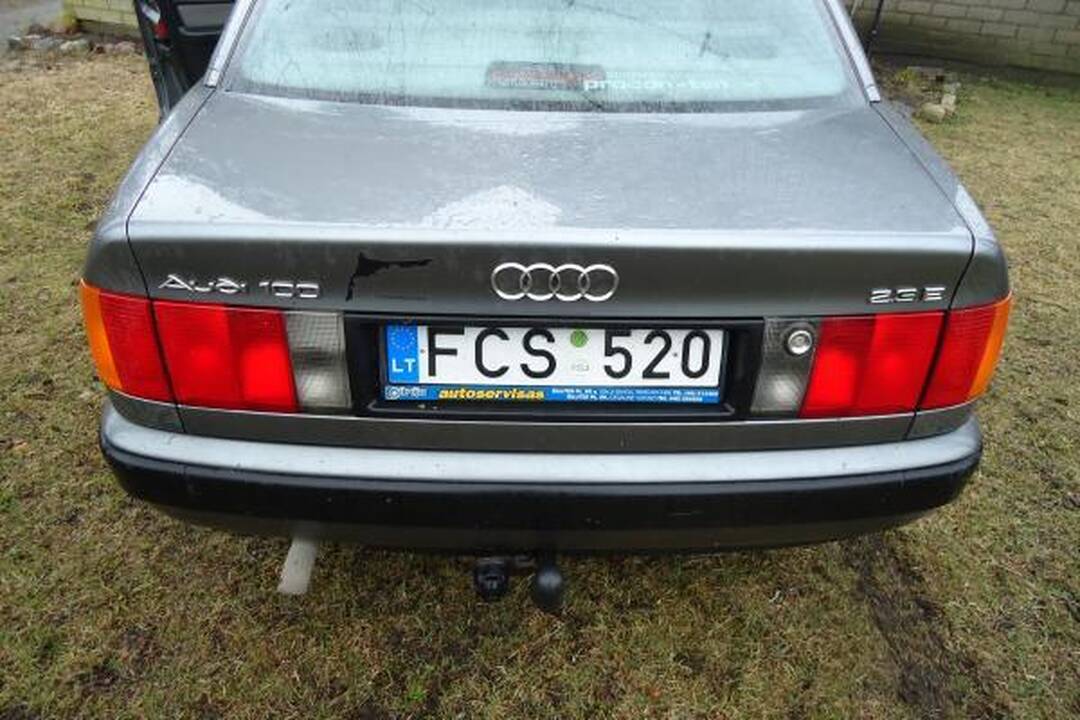 Girto policininko vairuojama mašina rėžėsi į namą (papildyta)