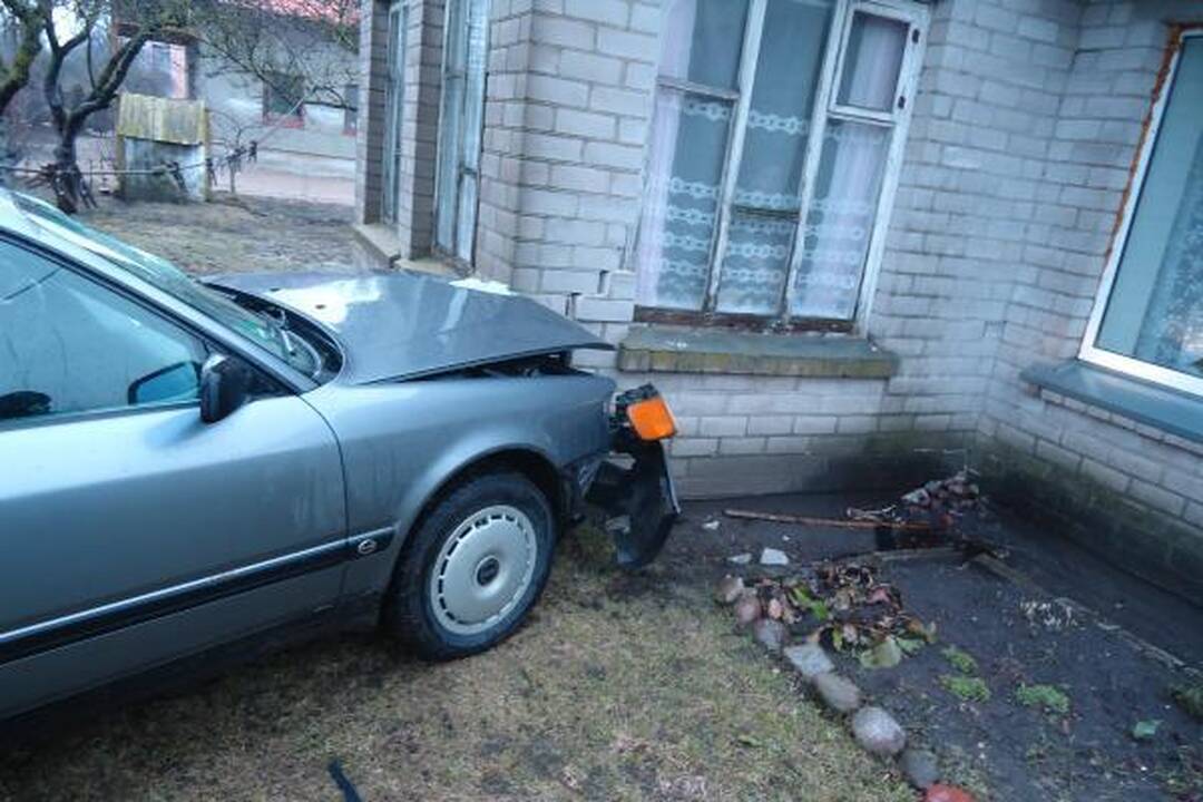 Girto policininko vairuojama mašina rėžėsi į namą (papildyta)