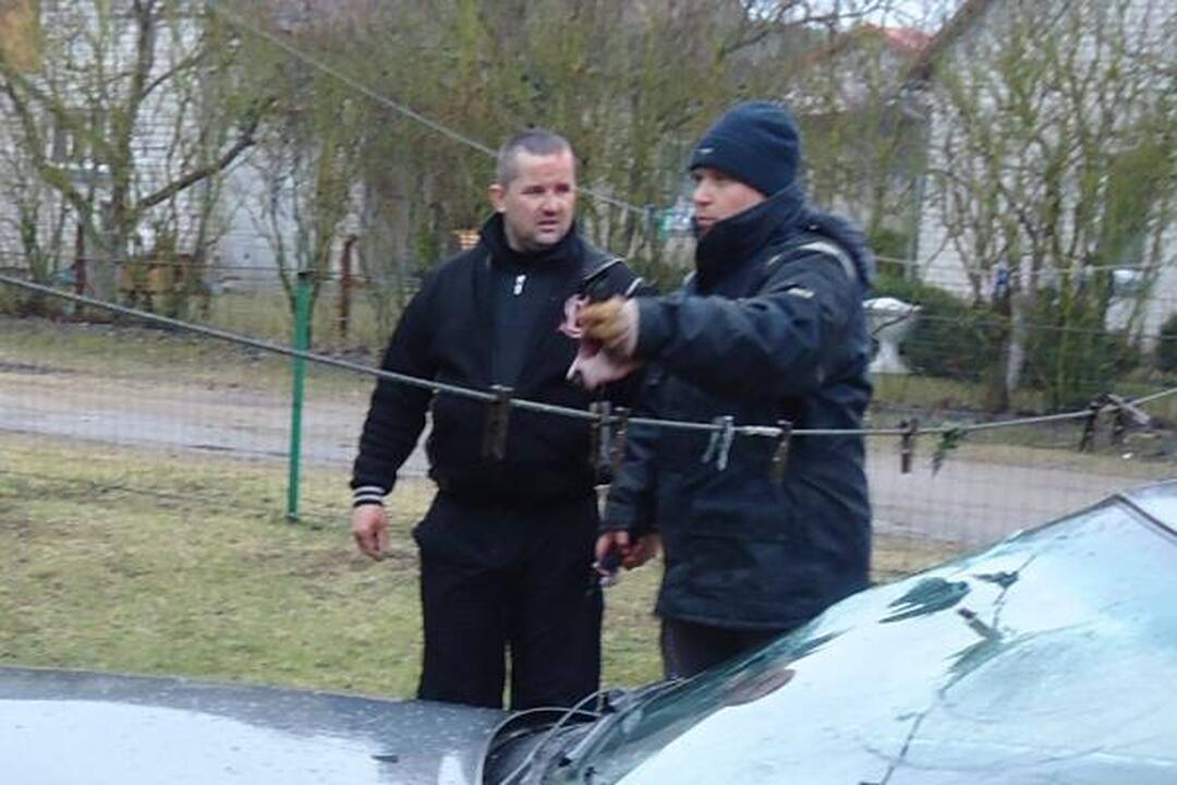Girto policininko vairuojama mašina rėžėsi į namą (papildyta)