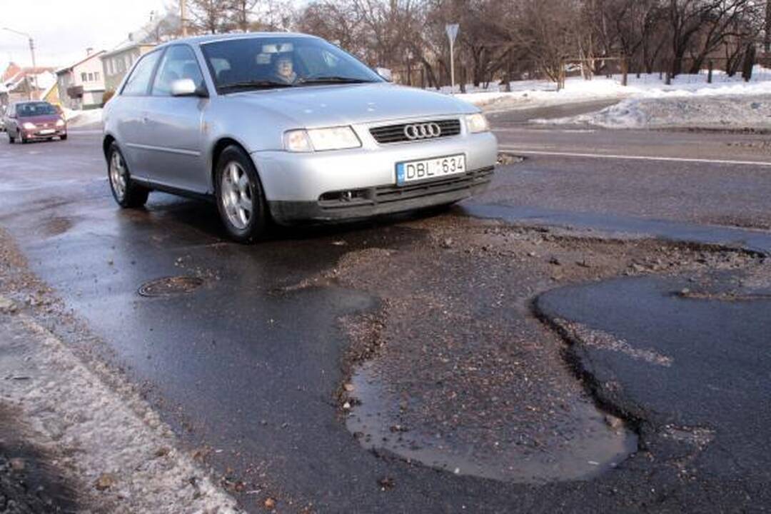 Tragiškoms ir duobėtoms Kauno gatvėms lopyti - skatikai