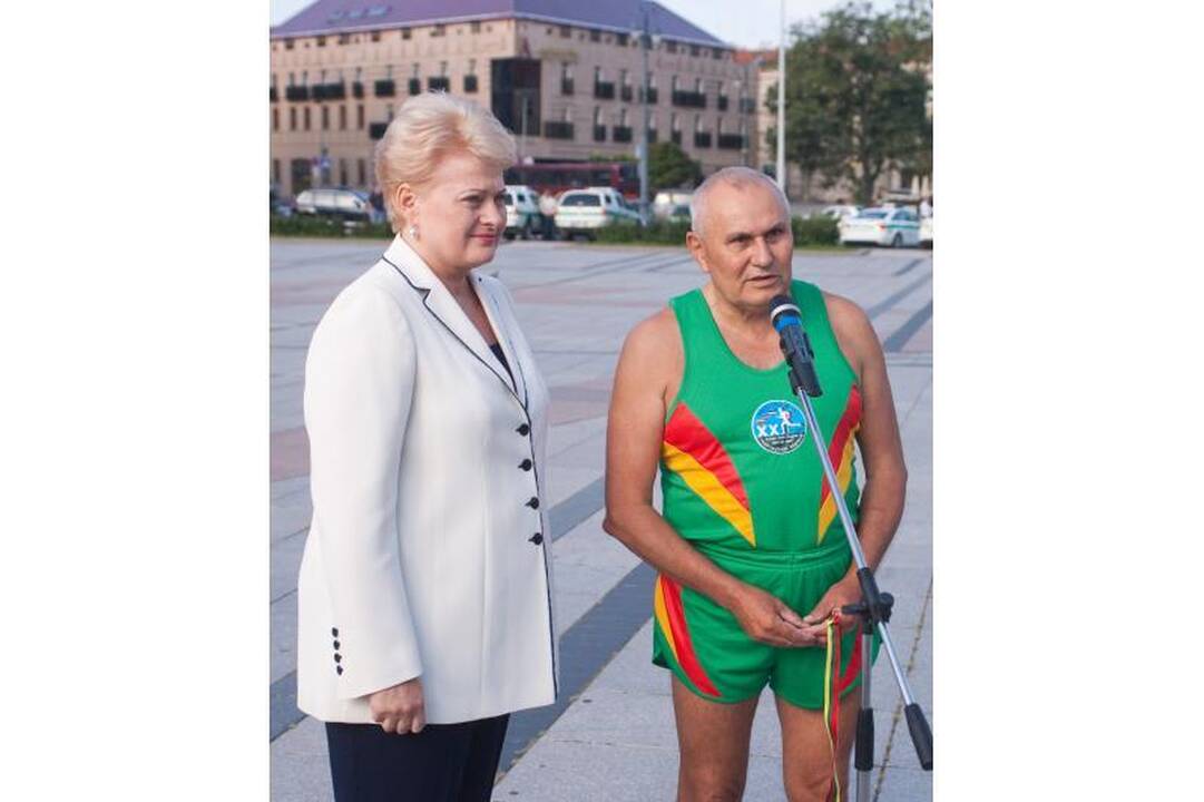 Prezidentė išlydėjo "Baltijos kelio" bėgimo dalyvius