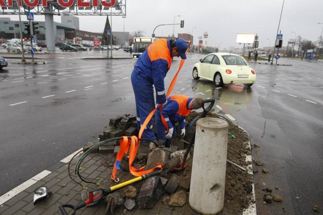 Klaipėdoje taksi išlaužė šviesoforą, dalį miesto paliko be elektros