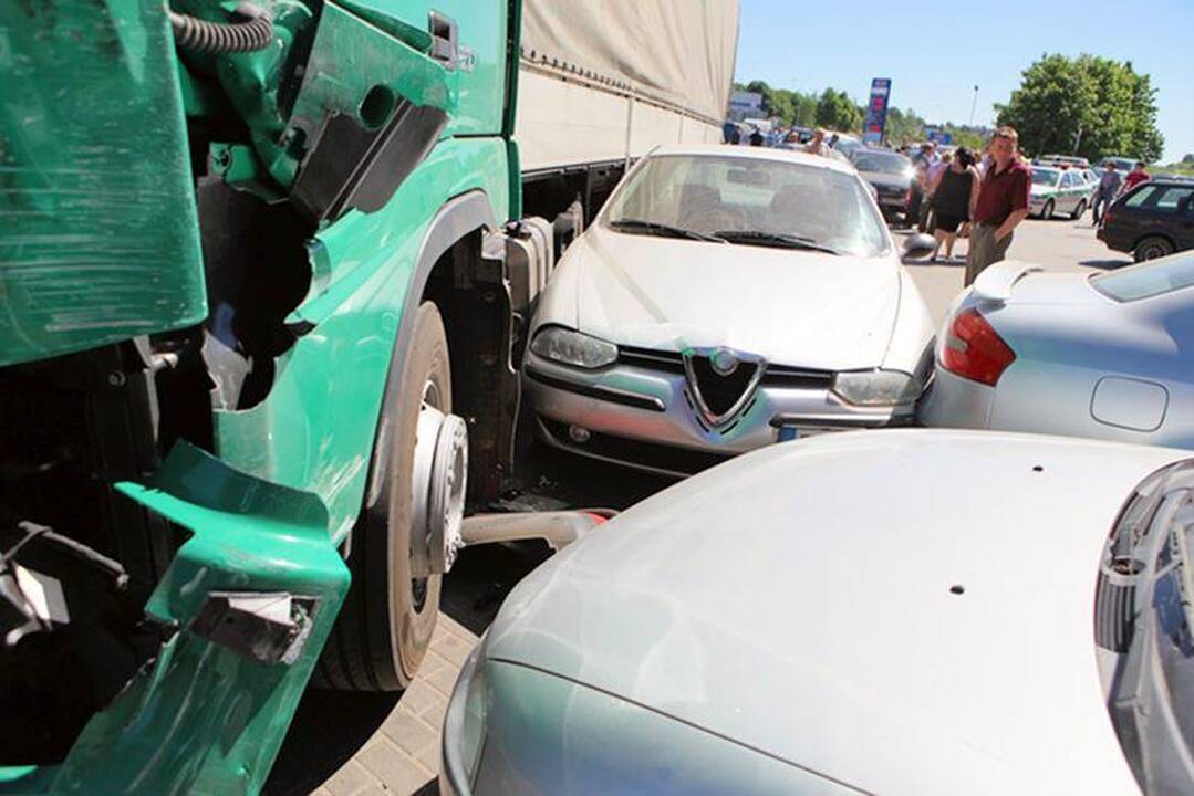 Rusijos vilkikas Vilniaus pakraštyje apgadino 20 automobilių