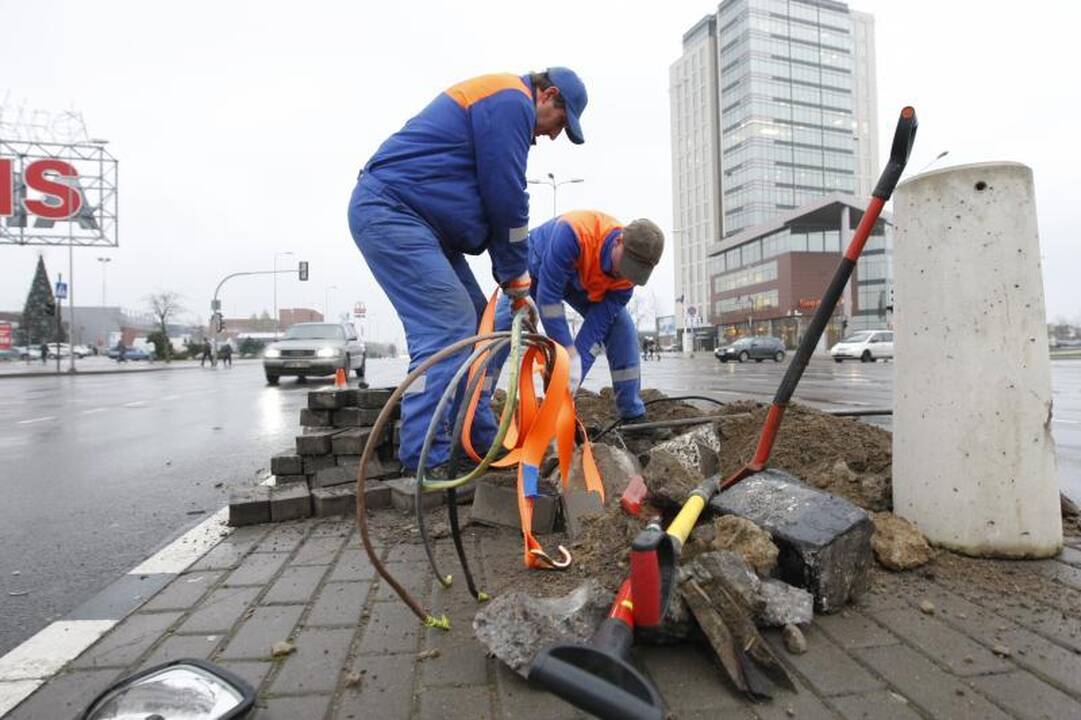 Klaipėdoje taksi išlaužė šviesoforą, dalį miesto paliko be elektros