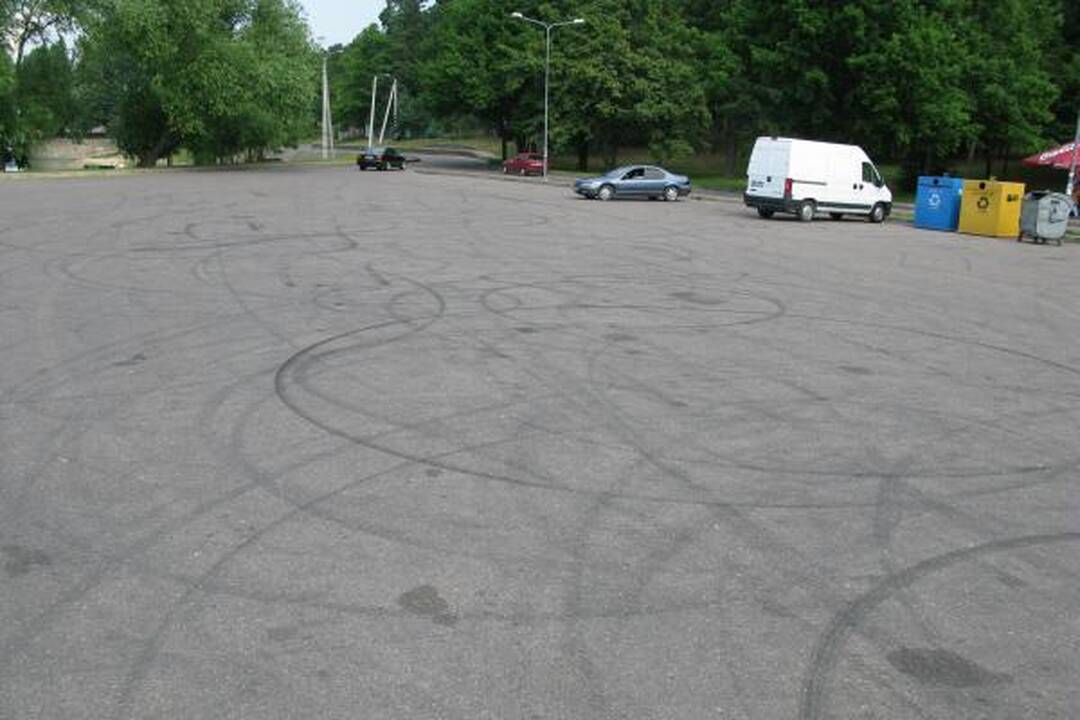 Žydintis Kauno marių vanduo poilsiautojų neatbaido