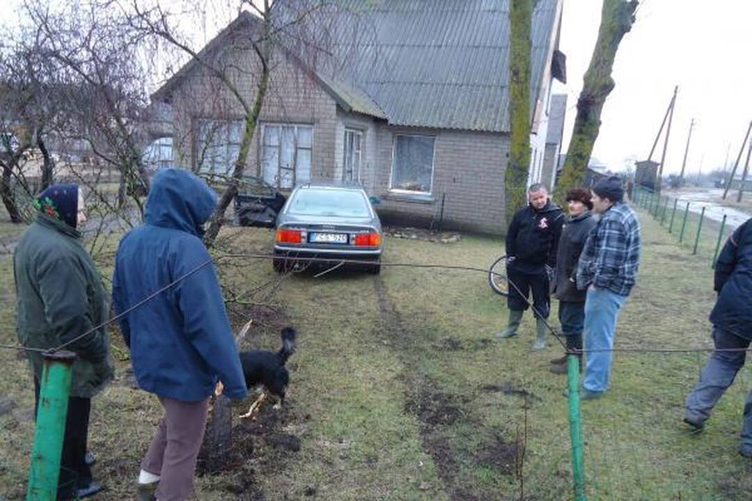 Girto policininko vairuojama mašina rėžėsi į namą (papildyta)