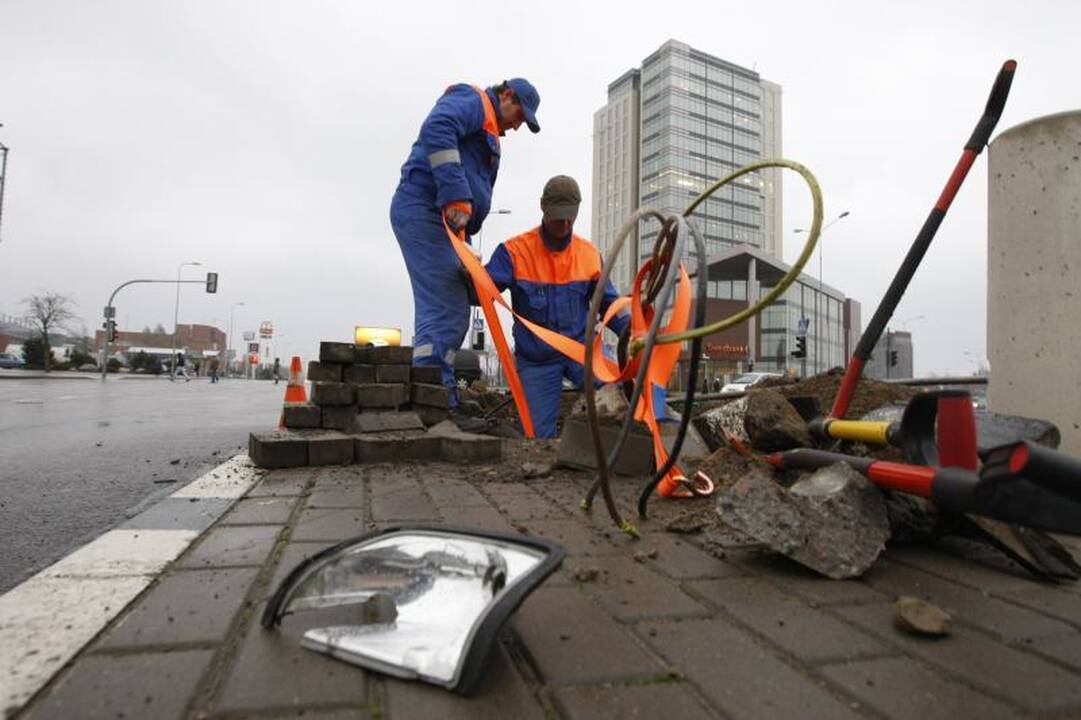 Klaipėdoje taksi išlaužė šviesoforą, dalį miesto paliko be elektros