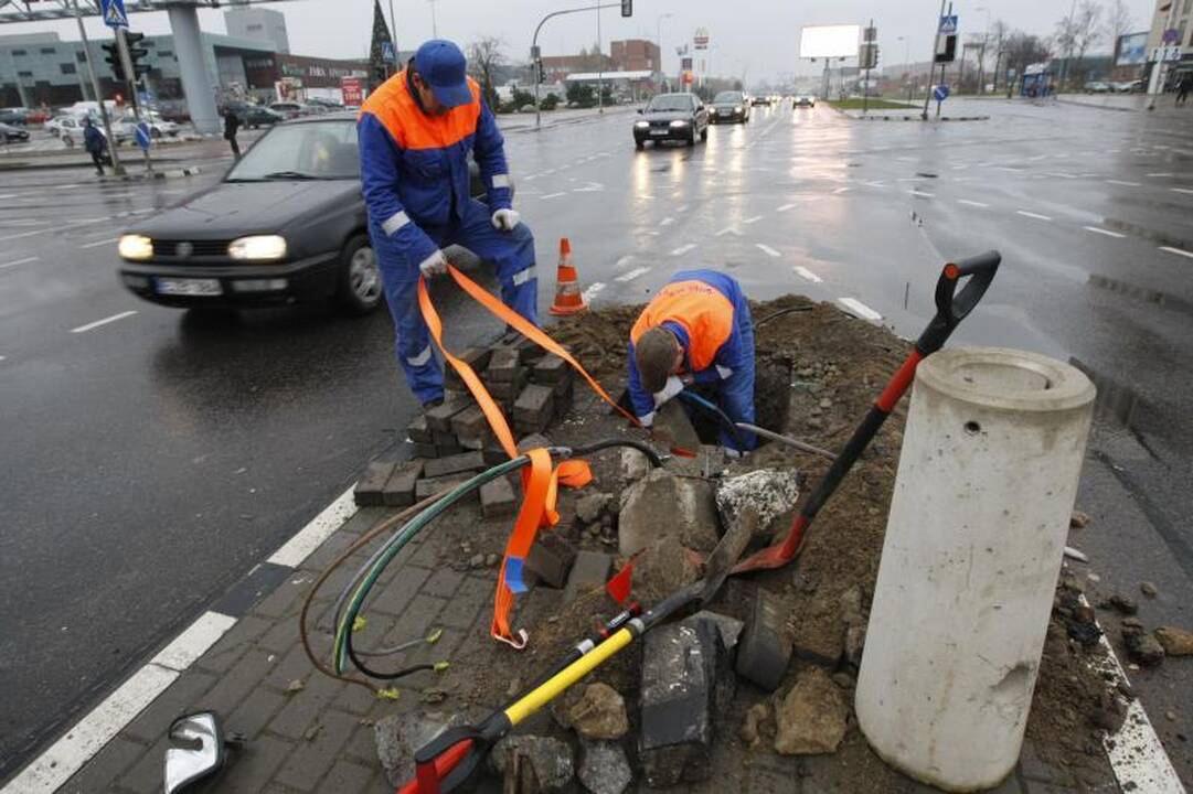 Klaipėdoje taksi išlaužė šviesoforą, dalį miesto paliko be elektros