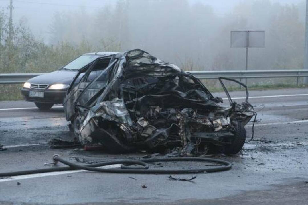 Avarija netoli Kauno: vienas vairuotojas sudegė, sunkvežimis nugarmėjo nuo skardžio (papildyta)