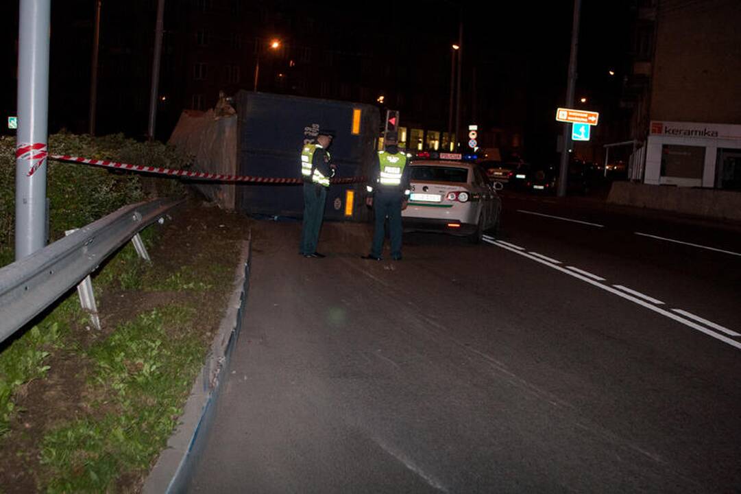 Savanorių pr. žiede apvirto Rusijos vilkikas (dar papildyta)