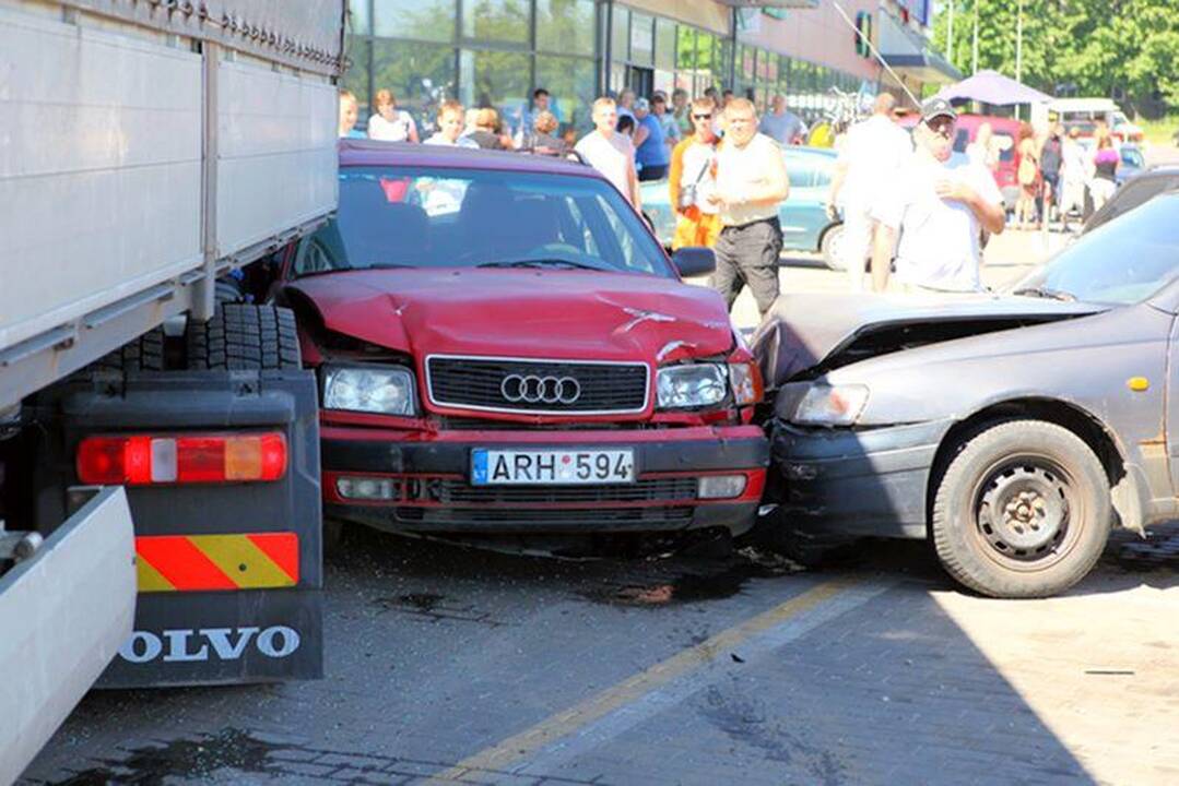 Rusijos vilkikas Vilniaus pakraštyje apgadino 20 automobilių