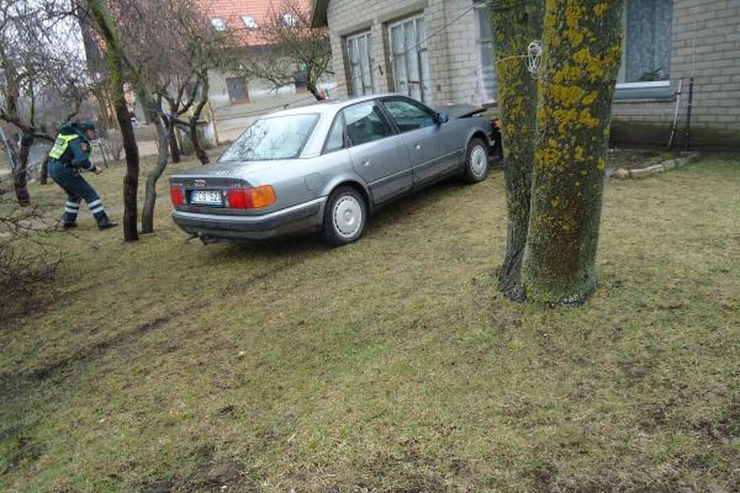 Girto policininko vairuojama mašina rėžėsi į namą (papildyta)