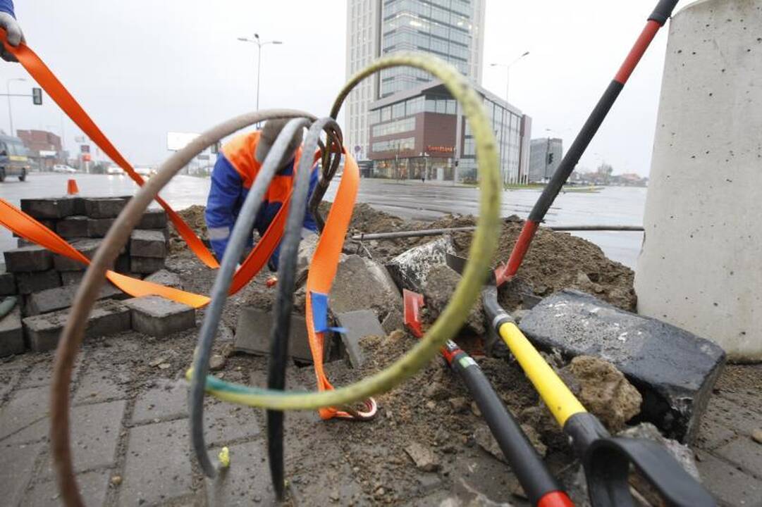 Klaipėdoje taksi išlaužė šviesoforą, dalį miesto paliko be elektros