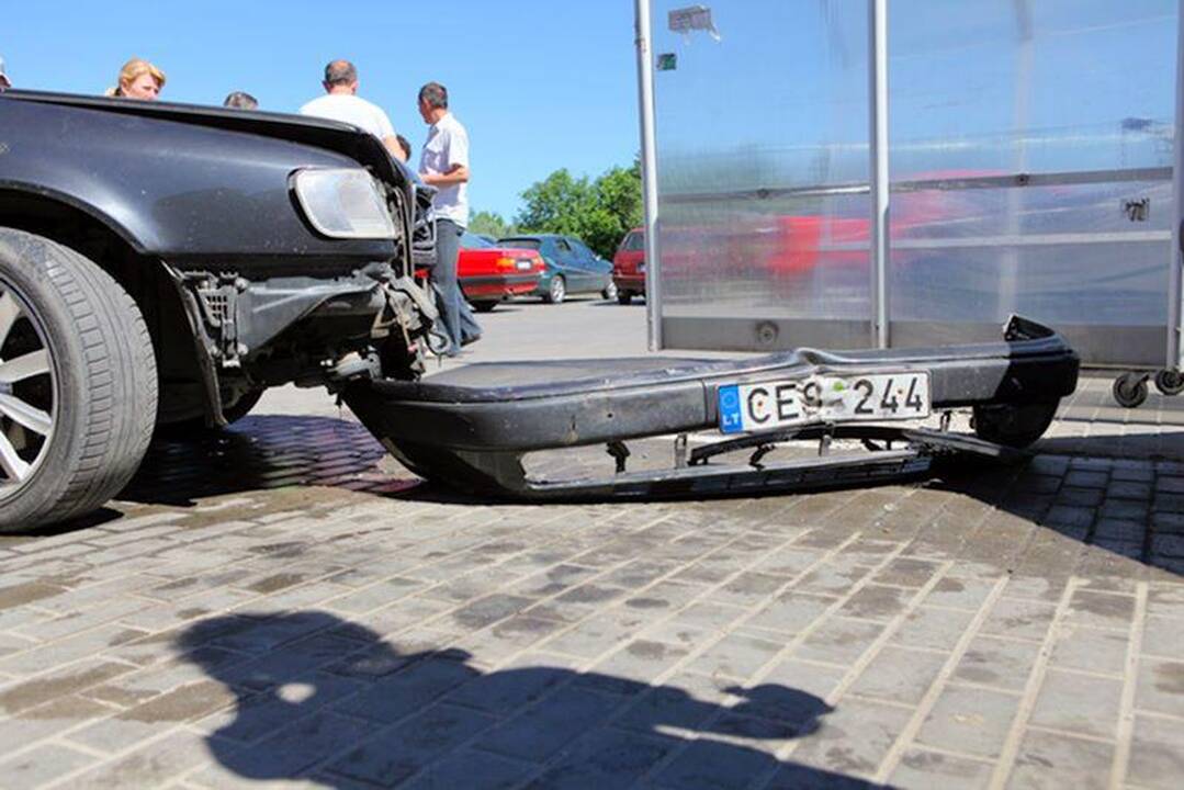 Rusijos vilkikas Vilniaus pakraštyje apgadino 20 automobilių
