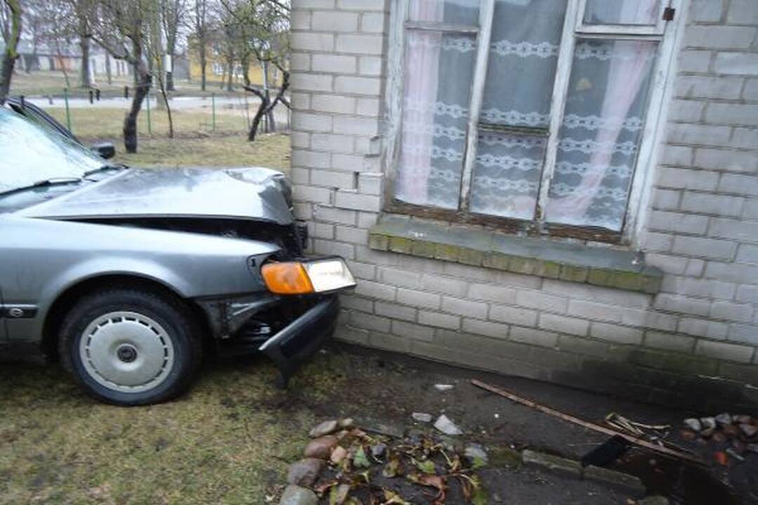 Girto policininko vairuojama mašina rėžėsi į namą (papildyta)